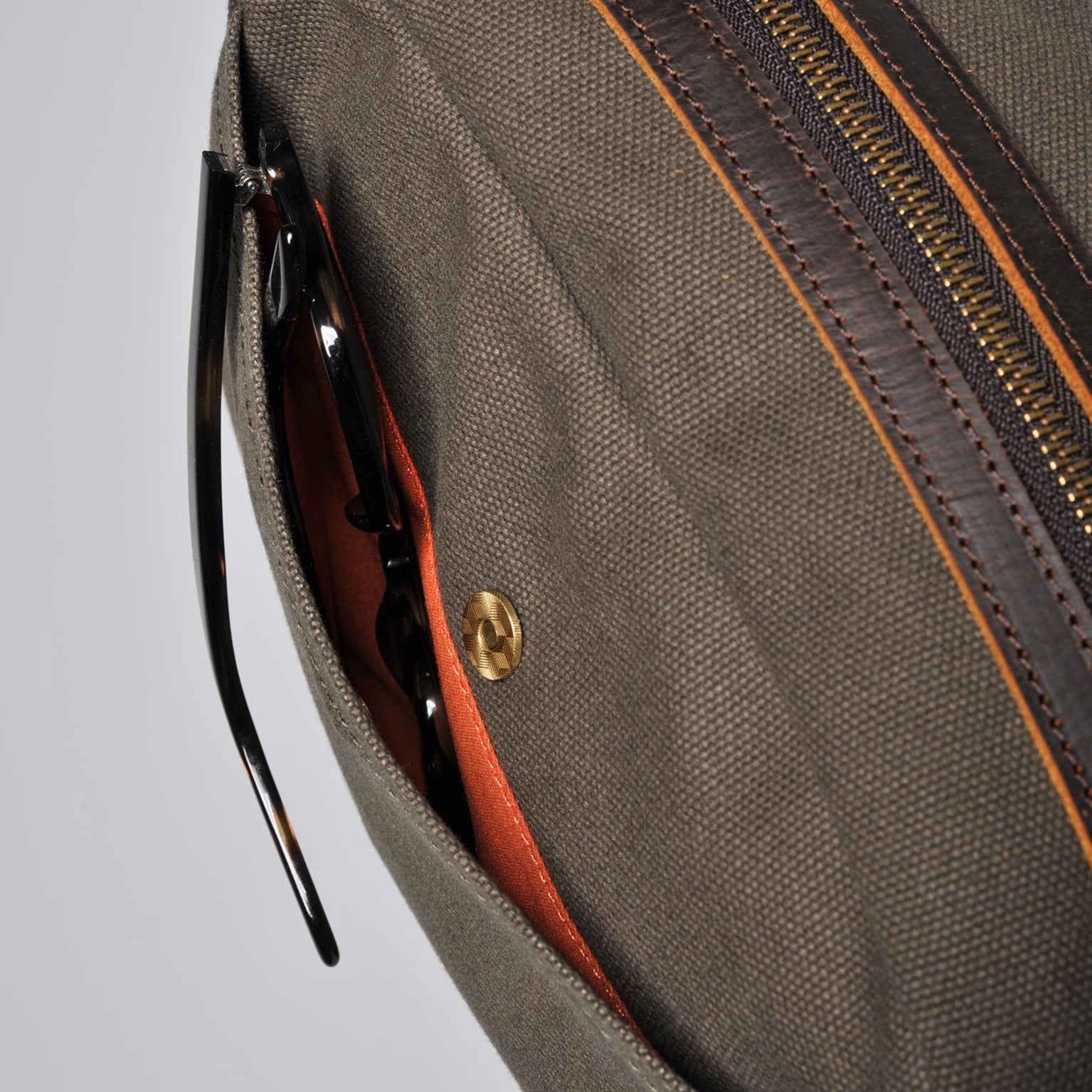 Durable Canvas Leather Wash Bag for Modern Grooming Needs